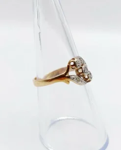 Bague antique or jaune ornée de diamants taillés en roses dans une monture à enroulement