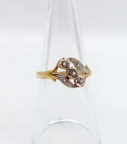 Bague antique or jaune ornée de diamants taillés en roses dans une monture à enroulement