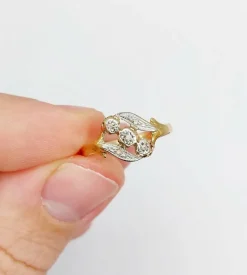 Bague antique or jaune ornée de diamants taillés en roses dans une monture à enroulement
