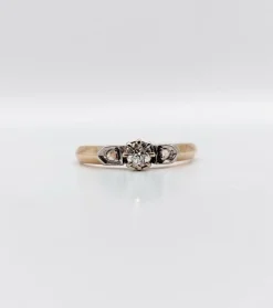Bague antique or rose, diamant taille ancienne épaulé de diamants taille roses (circa 1900)