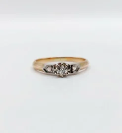 Bague antique or rose, diamant taille ancienne épaulé de diamants taille roses (circa 1900)