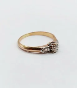Bague antique or rose, diamant taille ancienne épaulé de diamants taille roses (circa 1900)