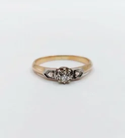 Bague antique or rose, diamant taille ancienne épaulé de diamants taille roses (circa 1900)