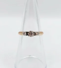 Bague antique or rose, diamant taille ancienne épaulé de diamants taille roses (circa 1900)