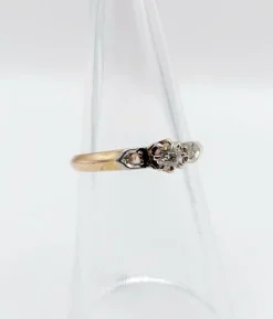 Bague antique or rose, diamant taille ancienne épaulé de diamants taille roses (circa 1900)