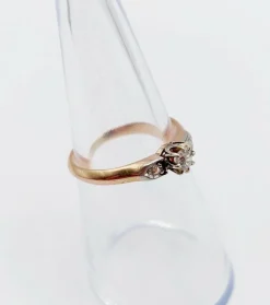 Bague antique or rose, diamant taille ancienne épaulé de diamants taille roses (circa 1900)