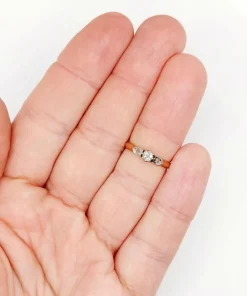 Bague antique or rose, diamant taille ancienne épaulé de diamants taille roses (circa 1900)