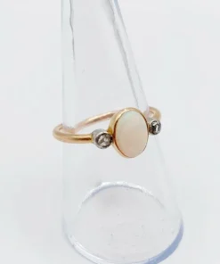 Bague antique or rose ornée d'un cabochon d'opale épaulé de diamants taillés en rose