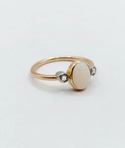 Bague antique or rose ornée d'un cabochon d'opale épaulé de diamants taillés en rose