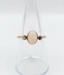 Bague antique or rose ornée d'un cabochon d'opale épaulé de diamants taillés en rose