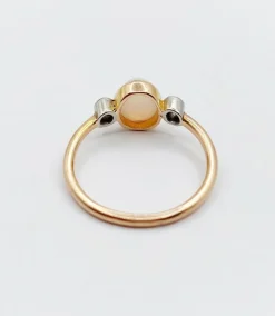 Bague antique or rose ornée d'un cabochon d'opale épaulé de diamants taillés en rose