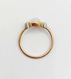 Bague antique or rose ornée d'un cabochon d'opale épaulé de diamants taillés en rose