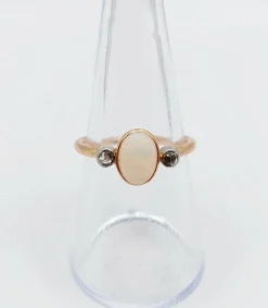 Bague antique or rose ornée d'un cabochon d'opale épaulé de diamants taillés en rose