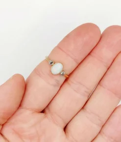 Bague antique or rose ornée d'un cabochon d'opale épaulé de diamants taillés en rose