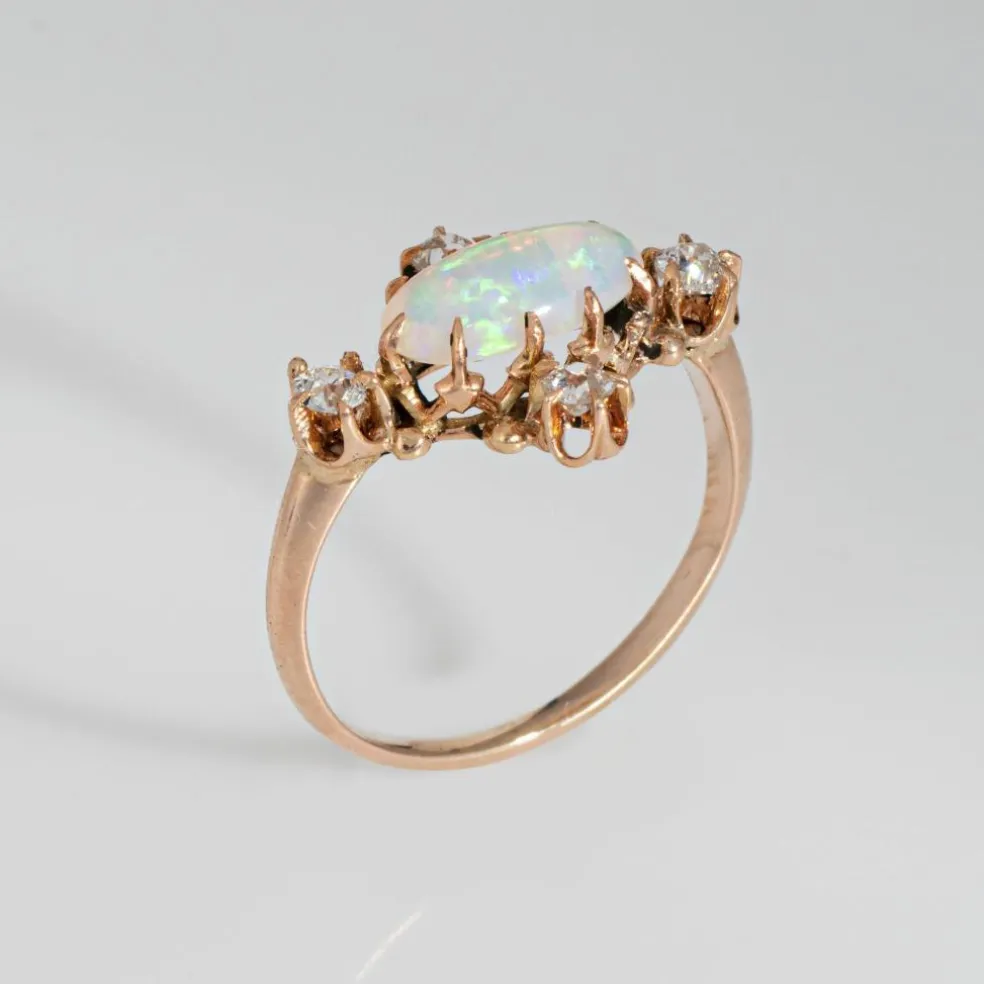 Bague antique victorienne en or jaune 14 carats avec opale et diamant