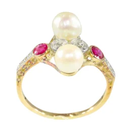 Bague Art Déco avec diamants, rubis et perles