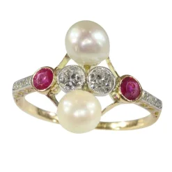 Bague Art Déco avec diamants, rubis et perles