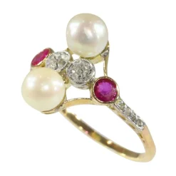 Bague Art Déco avec diamants, rubis et perles