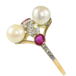Bague Art Déco avec diamants, rubis et perles
