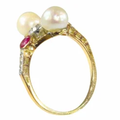 Bague Art Déco avec diamants, rubis et perles