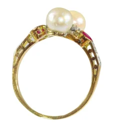 Bague Art Déco avec diamants, rubis et perles