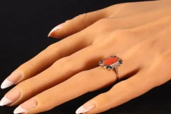 Bague Art Déco, diamants, corail et émail noir