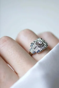 Bague Art Déco diamants et saphirs synthétiques