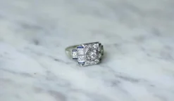 Bague Art Déco diamants et saphirs synthétiques