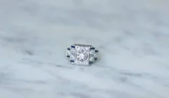 Bague Art Déco diamants et saphirs synthétiques