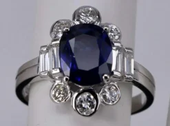 Bague Art Déco en or blanc avec saphir bleu et diamants