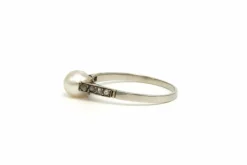 Bague Art Déco en or blanc 18 carats sertie d'une perle et de diamants 