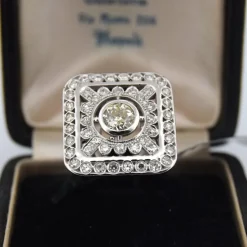 BAGUE ART DÉCO EN OR BLANC 18 KT ET DIAMANTS