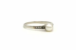 Bague Art Déco en or blanc 18 carats sertie d'une perle et de diamants 