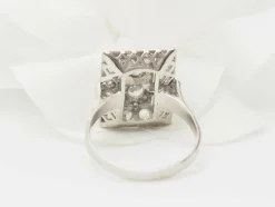 Bague Art Déco en or blanc et platine, diamants