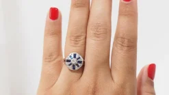 Bague Art Déco en or gris, saphirs baguettes et diamants