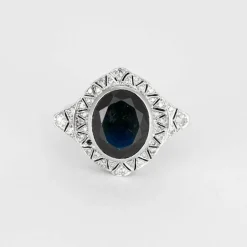 Bague Art déco en or gris, saphir synthétique et diamants