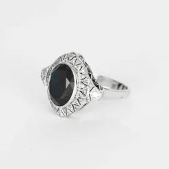 Bague Art déco en or gris, saphir synthétique et diamants