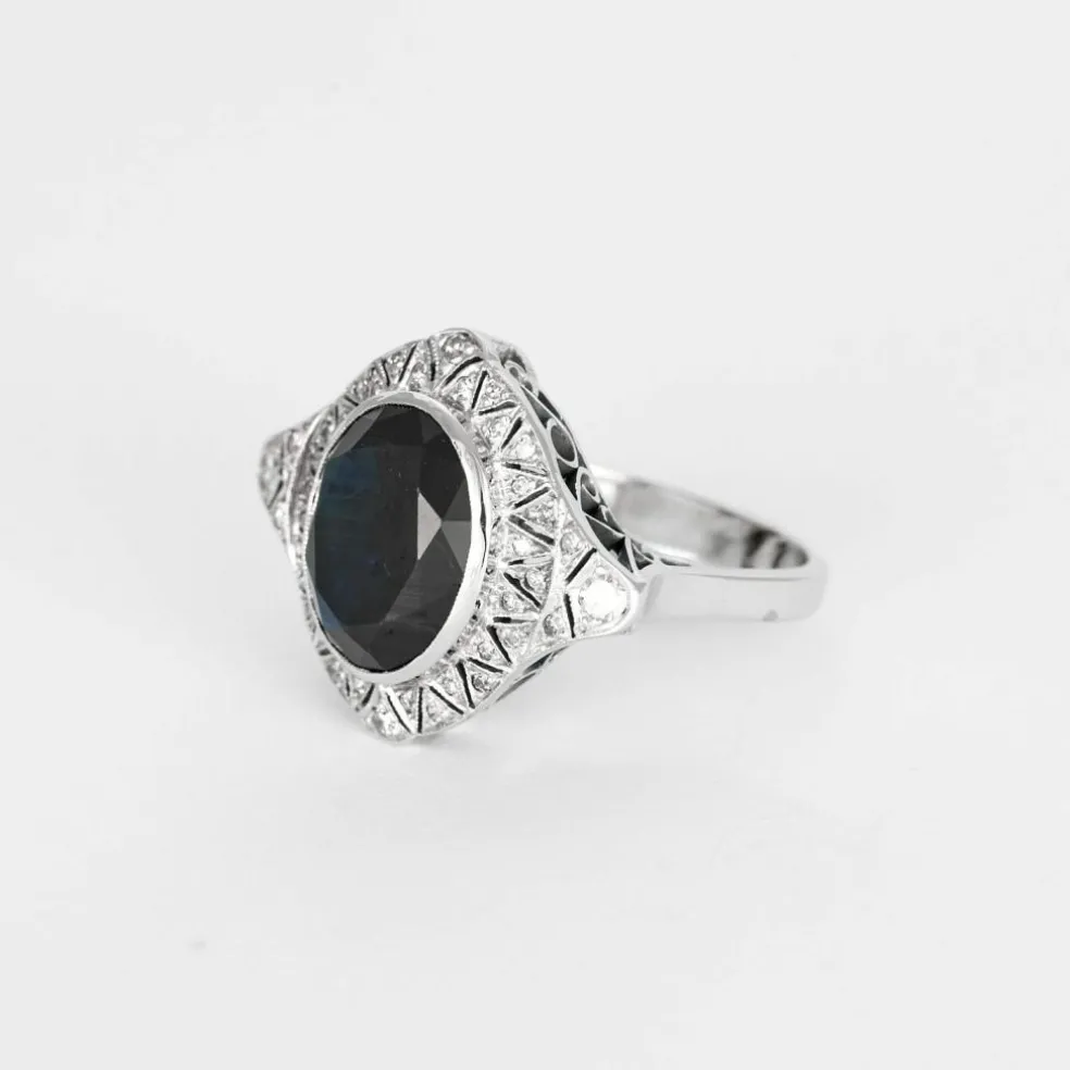 Bague Art déco en or gris, saphir synthétique et diamants