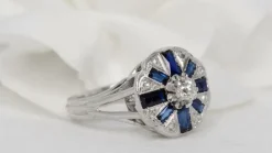 Bague Art Déco en or gris, saphirs baguettes et diamants