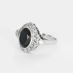 Bague Art déco en or gris, saphir synthétique et diamants