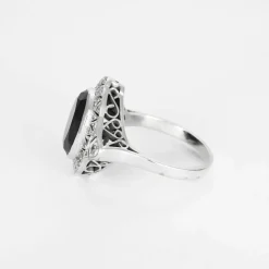 Bague Art déco en or gris, saphir synthétique et diamants