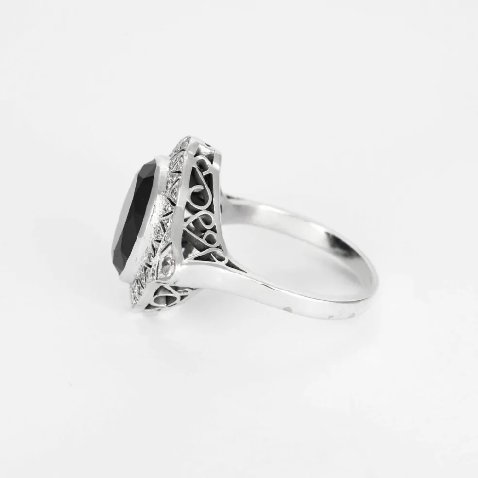 Bague Art déco en or gris, saphir synthétique et diamants
