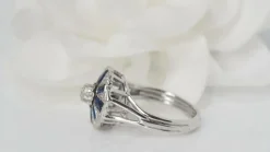 Bague Art Déco en or gris, saphirs baguettes et diamants