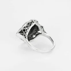 Bague Art déco en or gris, saphir synthétique et diamants