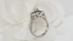 Bague Art Déco en or gris, saphirs baguettes et diamants