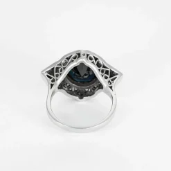 Bague Art déco en or gris, saphir synthétique et diamants