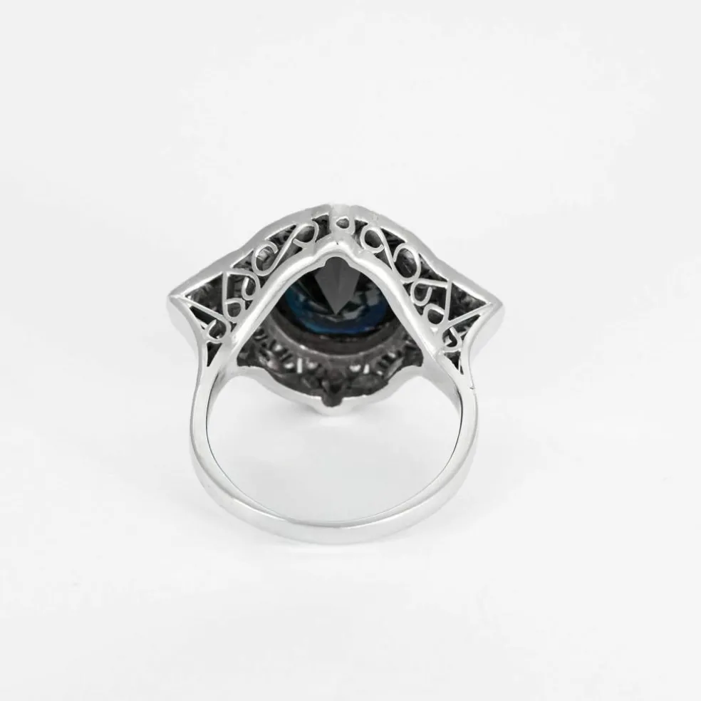 Bague Art déco en or gris, saphir synthétique et diamants