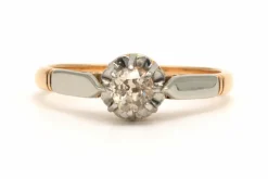 Bague Art Déco en or jaune 18 carats sertie d'un diamant (+/- 0.28 ct)