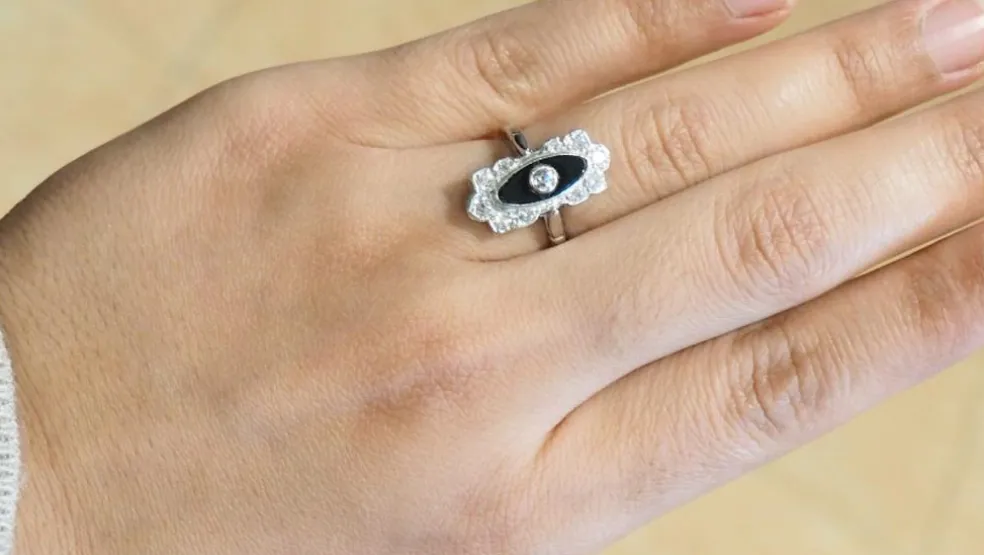 Bague Art Déco en platine, onyx et diamants