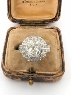 Bague Art Déco en platine avec diamant central et diamants environnants